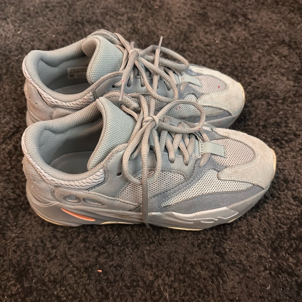 YEEZY WOMANS 7.5